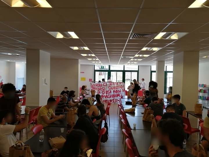 Cagliari, gli studenti occupano la mensa universitaria: “Non ci fermiamo”