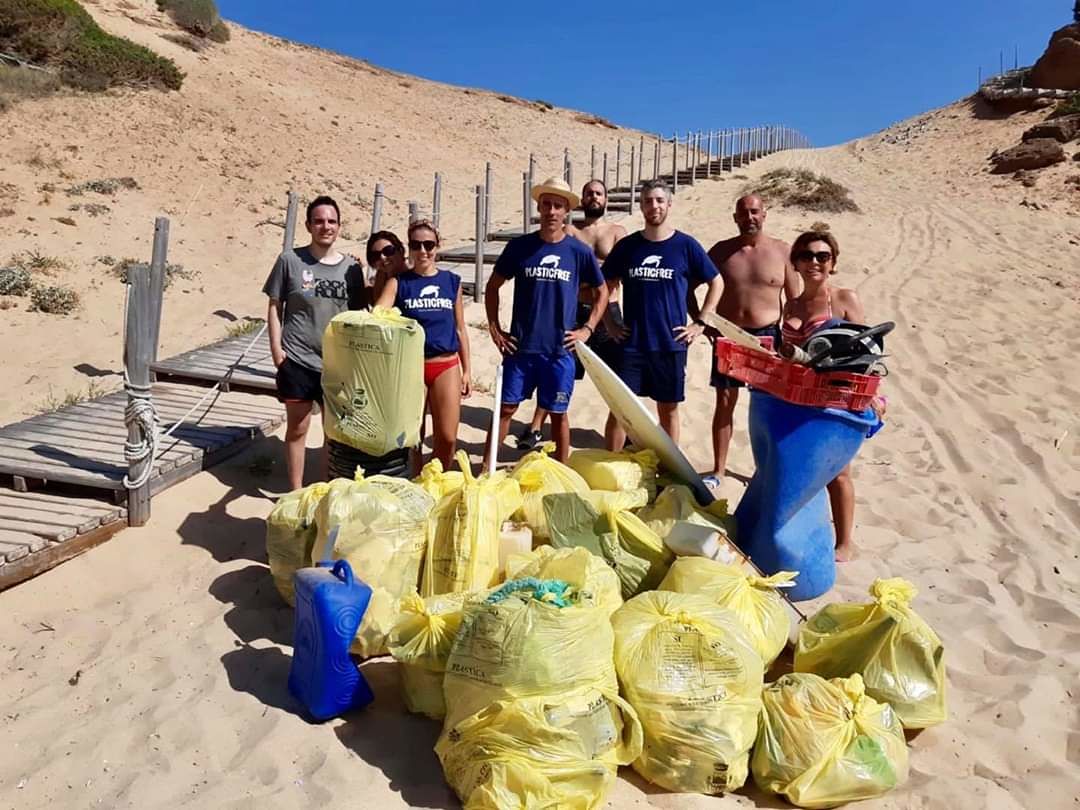 Arbus, oltre 10 sacchi di rifiuti rimossi dalle spiagge in due giorni