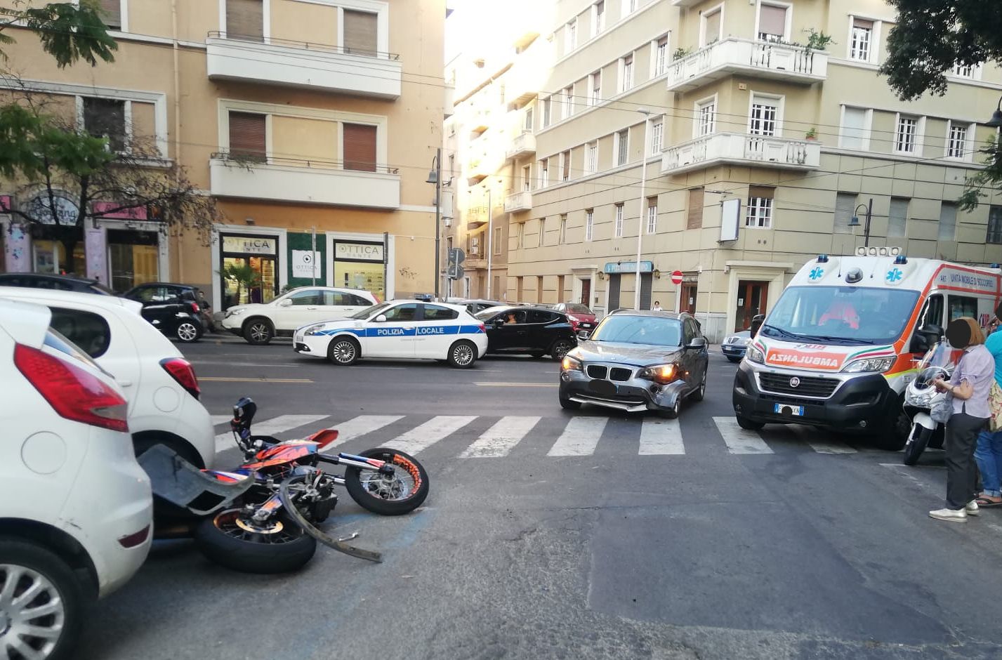 Cagliari, non dà la precedenza e travolge un 23enne in motorino in via Dante