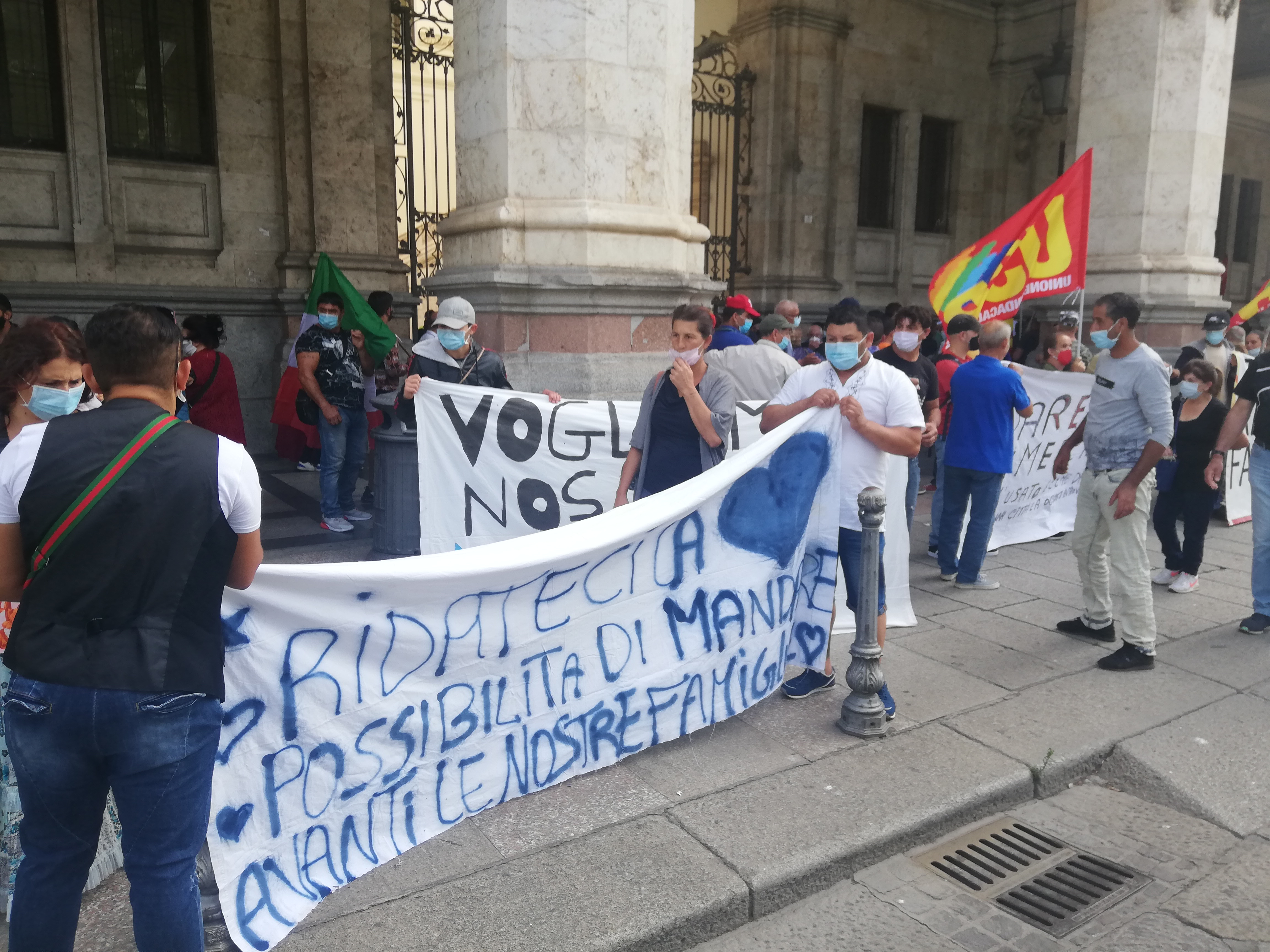 Cagliari, maxi manifestazione degli ambulanti “irregolari” di Sant’Avendrace: “Vogliamo solo guadagnarci il pane”