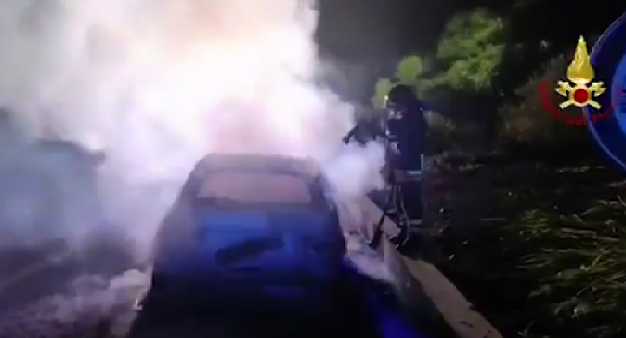 Quartu, auto in fiamme nella notte sulla 554bis – VIDEO