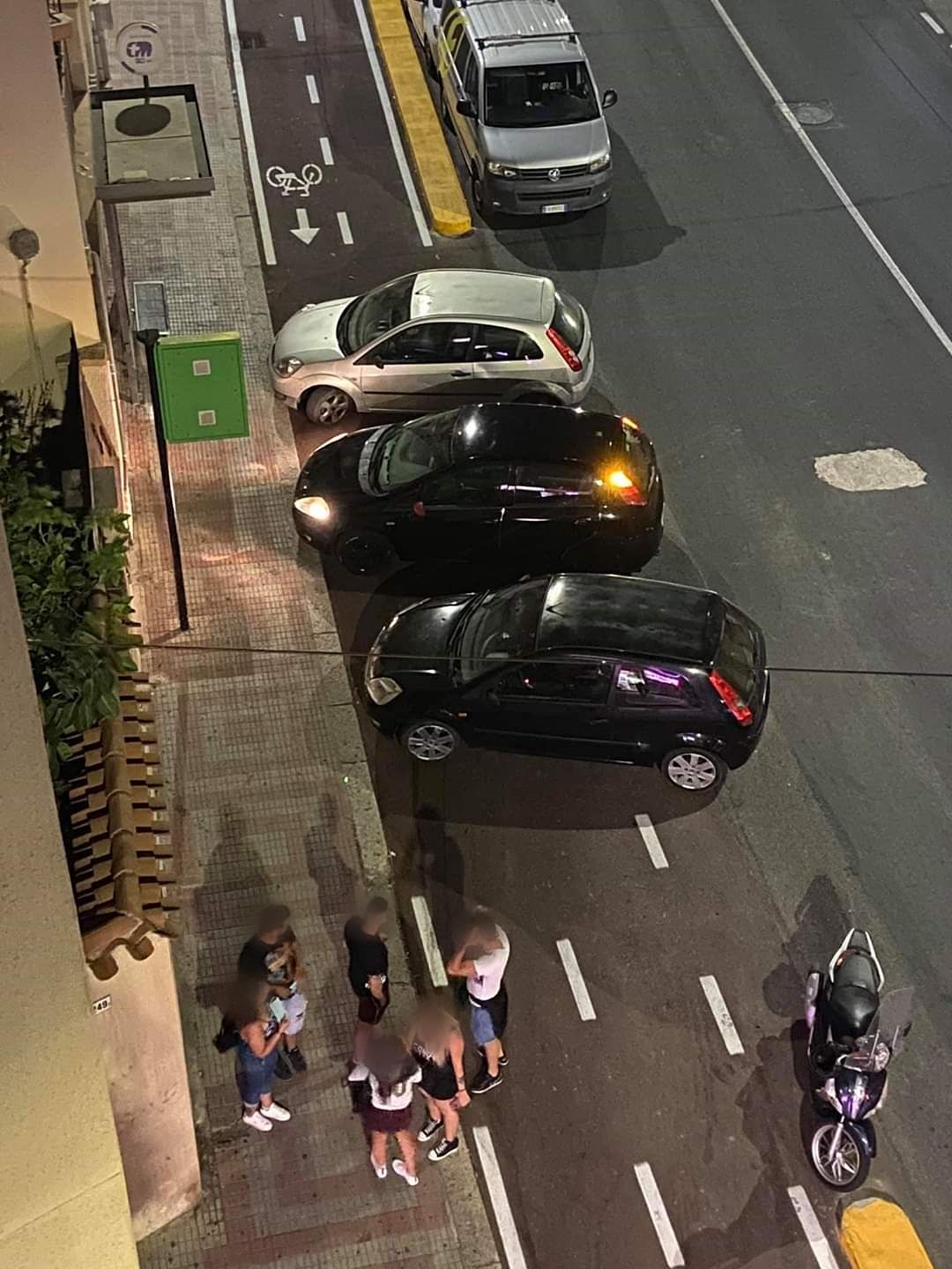 Cagliari, auto “selvagge” in via della Pineta: poker di parcheggi sulla pista ciclabile