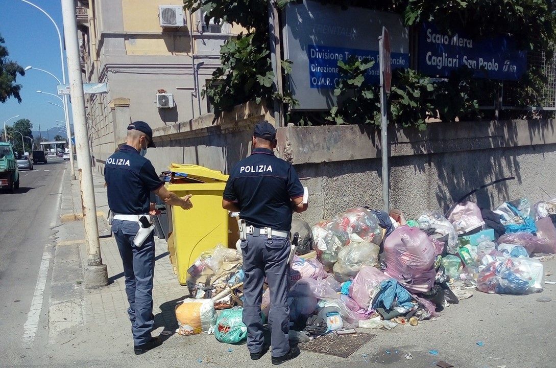 Cagliari, usavano le ferrovie come discarica abusiva: 30 persone fregate dalle telecamere