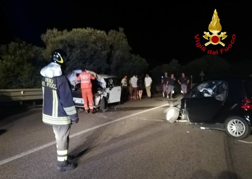 Pauroso schianto frontale sulla Ss 125, sei giovani feriti trasportati all’ospedale