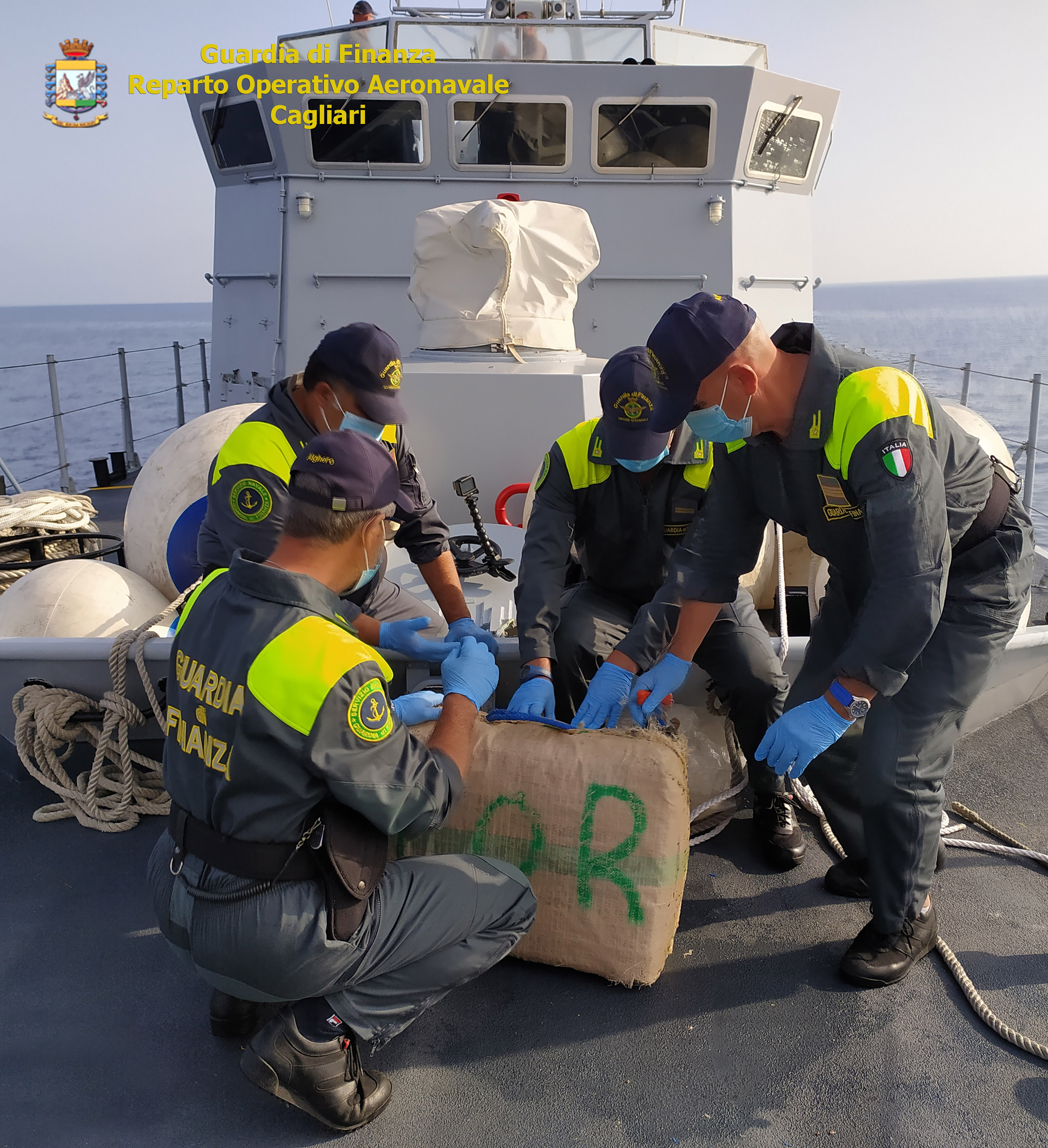 Alghero e Cuglieri, oltre 60 kg di hashish all’interno di due valigie galleggiavano in mare