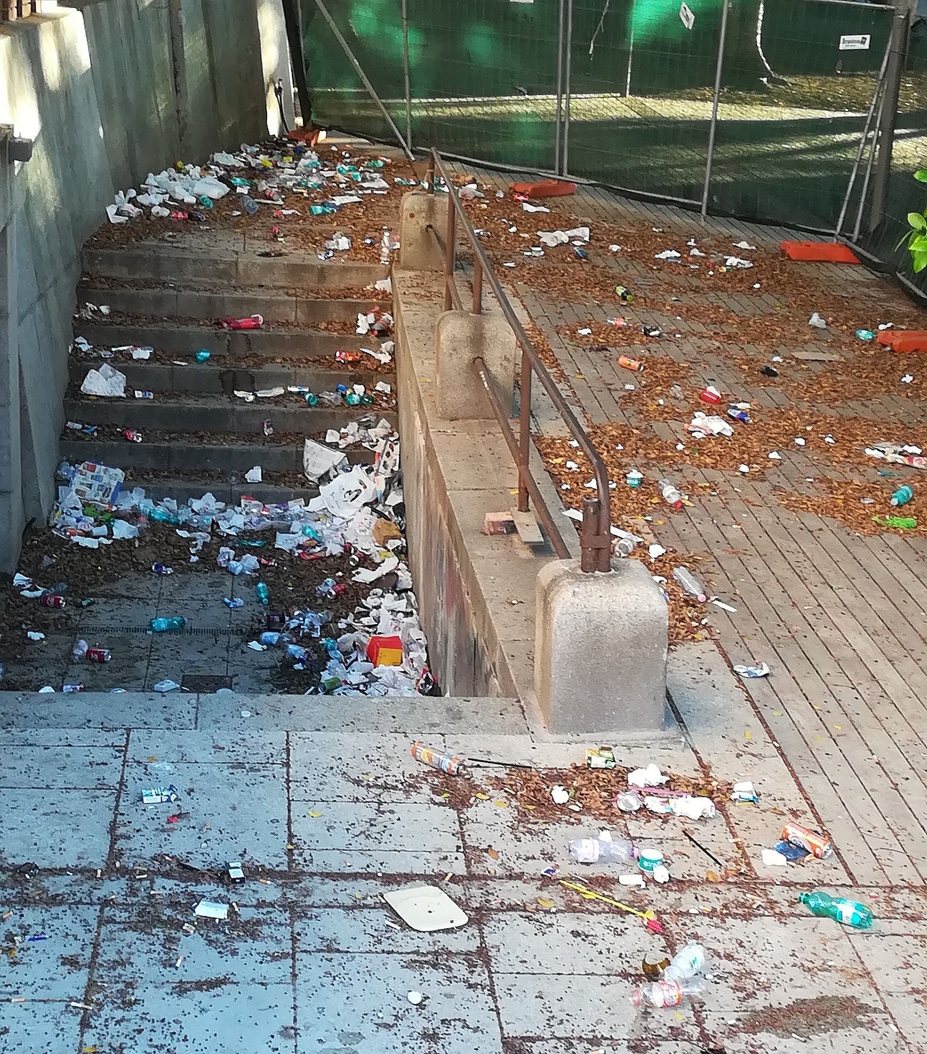 Cagliari, la discarica nell’area dello shopping: cartacce e spazzatura in piazza Garibaldi