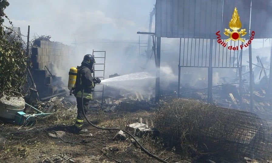 Maxi incendio a Selargius, in cenere auto e cespugli: fiamme vicinissime ad alcune bombole