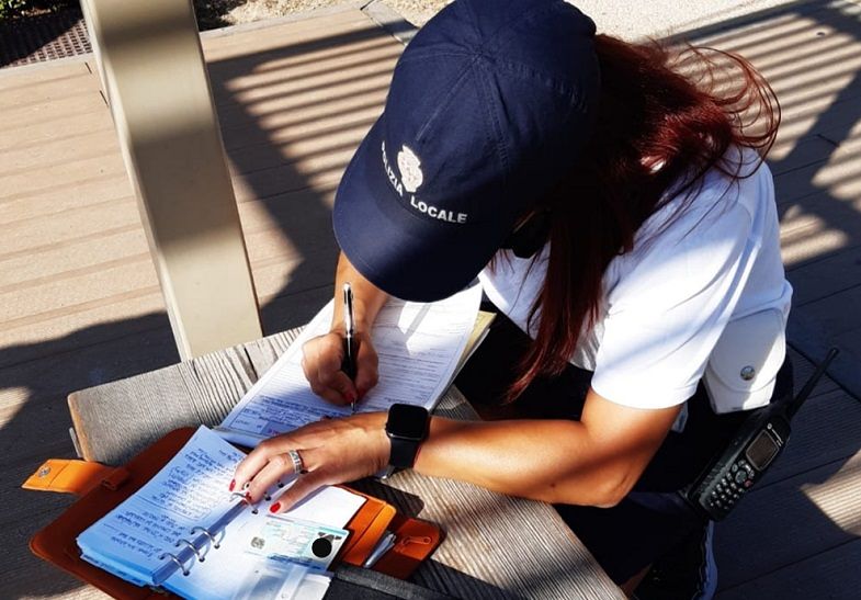 Cagliari, beccata mentre fuma in spiaggia al Poetto: 50 euro di multa