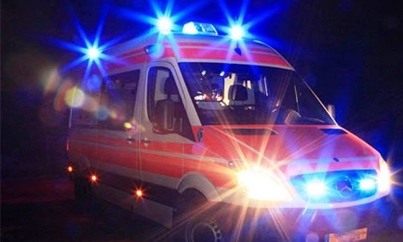Travolta da un’auto pirata mentre passeggia: muore una ragazzina di 15 anni