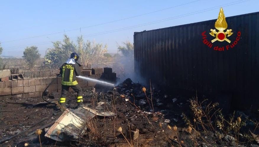 In fiamme un container nelle campagne di Sestu: paura per alcune bombole Gpl
