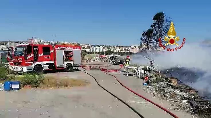 Cagliari, vasto incendio in via San Paolo: due vigili del fuoco colti da malore – VIDEO