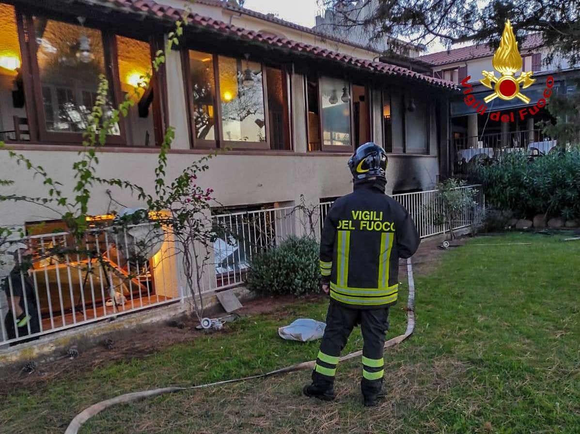 Fiamme in un hotel a Santa Margherita di Pula, evacuata la struttura: una persona in ospedale