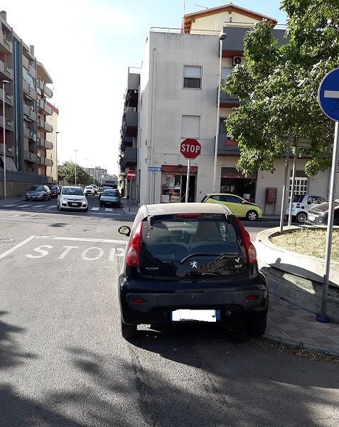 Parcheggi selvaggi in via Olanda a Quartu, l’ira di un residente: “Non se ne può più”