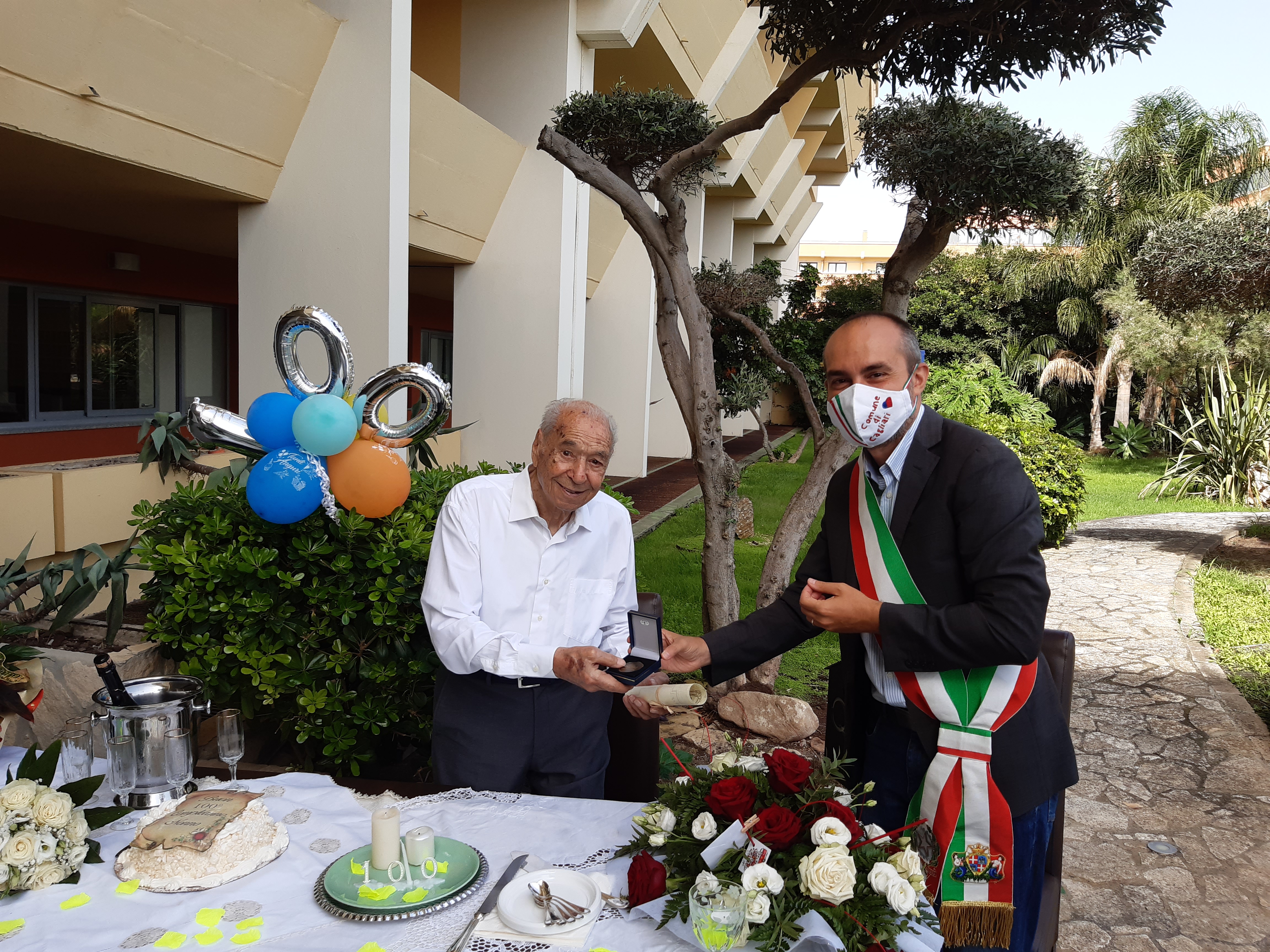 Pino Dubois spegne cento candeline, l’omaggio del sindaco di Cagliari