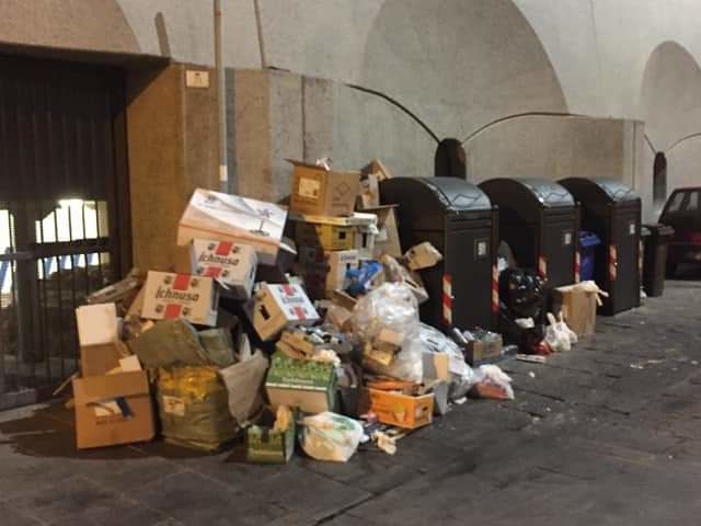 Cagliari, rifiuti ammassati alla Marina: “Bel biglietto da visita per i turisti”