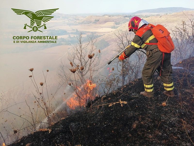 Fiamme a Sagama e ad Arbus, due elicotteri in azione