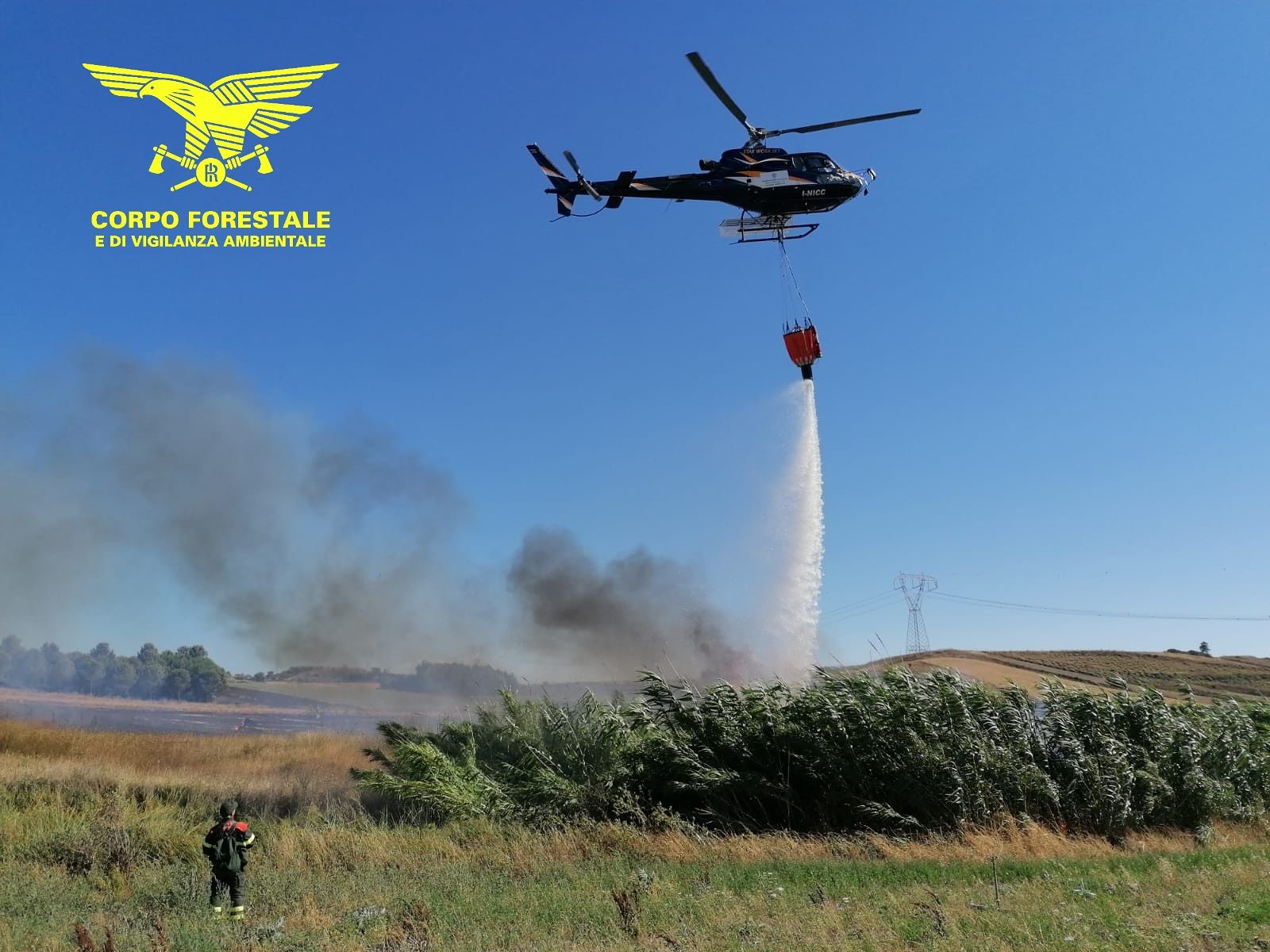 Vasto incendio nelle campagne di Furtei, un elicottero sul posto