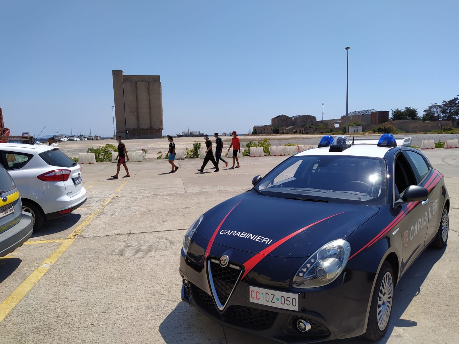 Nuovo sbarco di migranti a Porto Pino, a bordo del barchino anche tre bambini