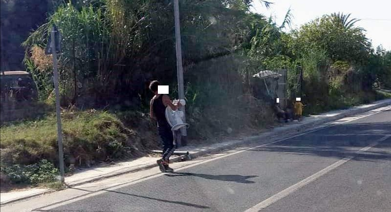 Ecocentro di Samassi, bimbi rom giocano tra le auto in fila: “Dobbiamo attendere la tragedia?”