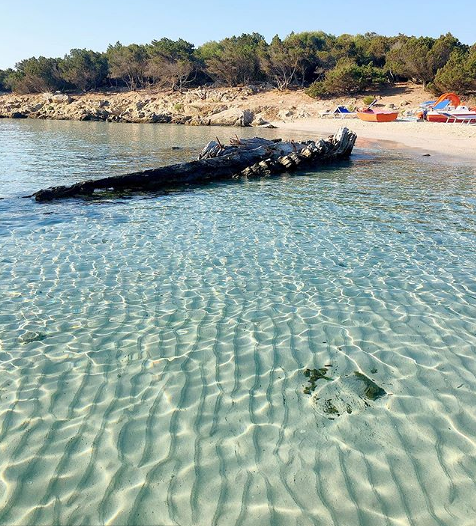 L’affascinante spiaggia del Relitto a Caprera nello scatto del nostro lettore Gigi