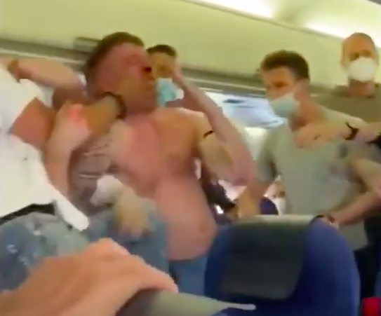 “Mettiti la mascherina…”: pugni in faccia e scoppia la rissa sul volo per Ibiza – Video