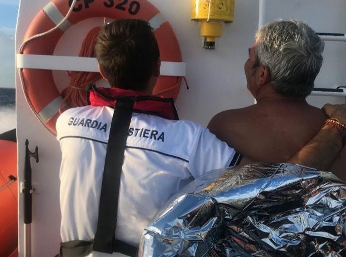 Pula, cade dalla barca a vela e nuota per 4 ore prima di essere salvato