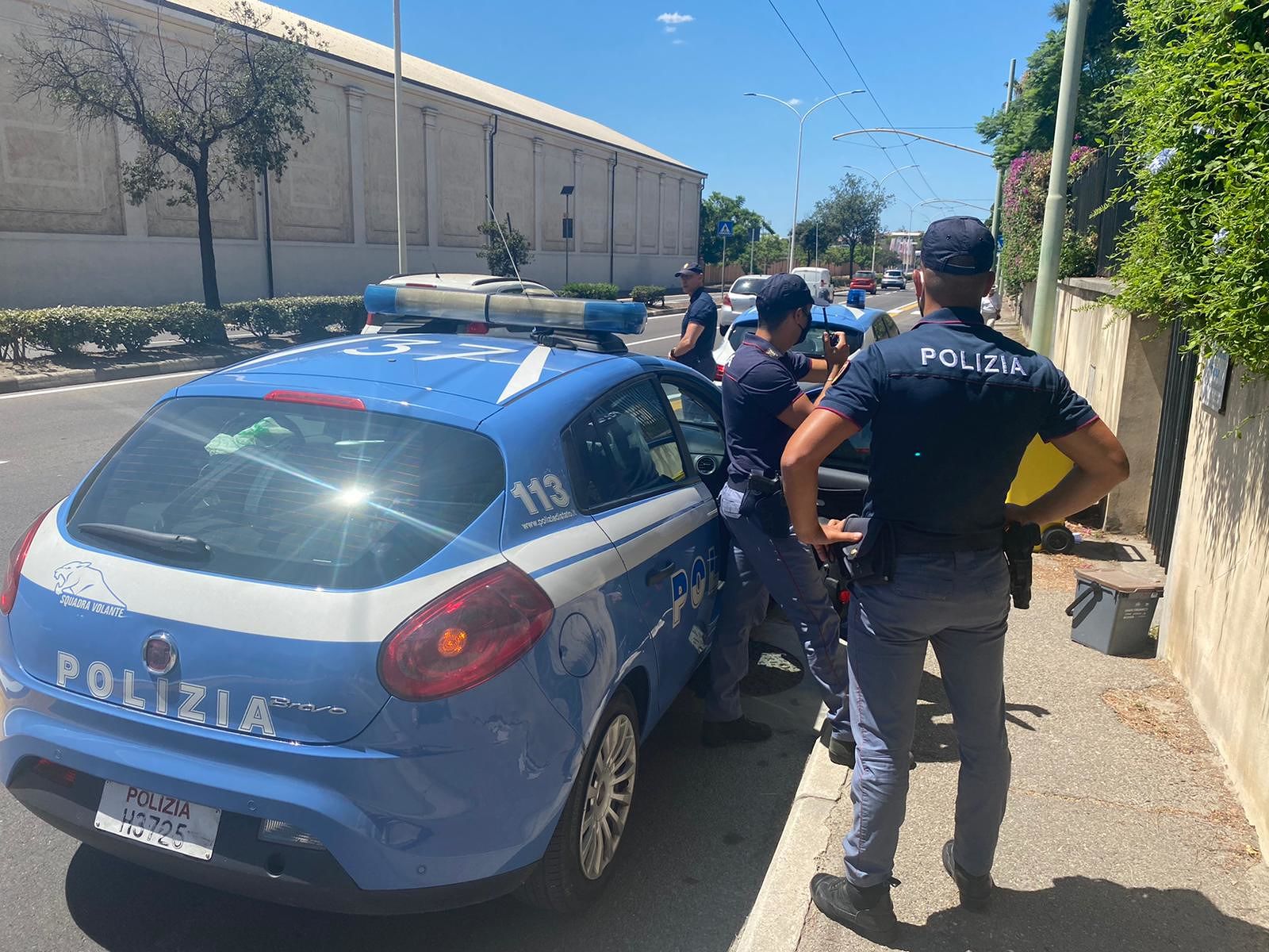 Si barrica in casa e minaccia di ferirsi con un coltello, tensione a Cagliari: arrestato un uomo