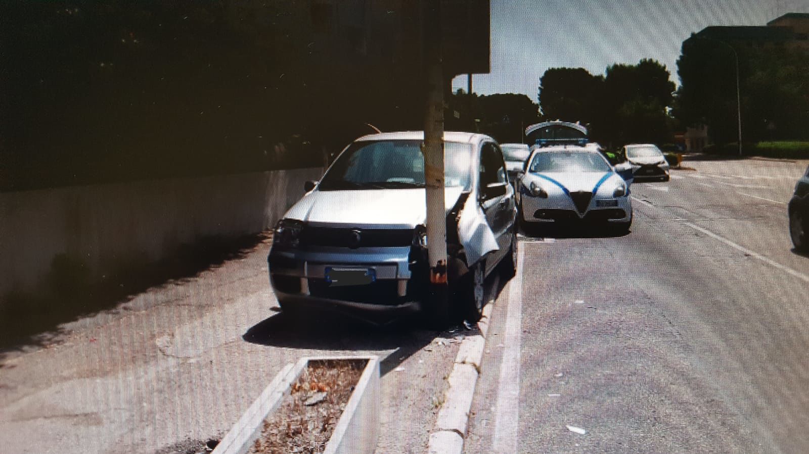 Cagliari, auto esce fuori strada e finisce contro un palo in viale Diaz: 2 feriti