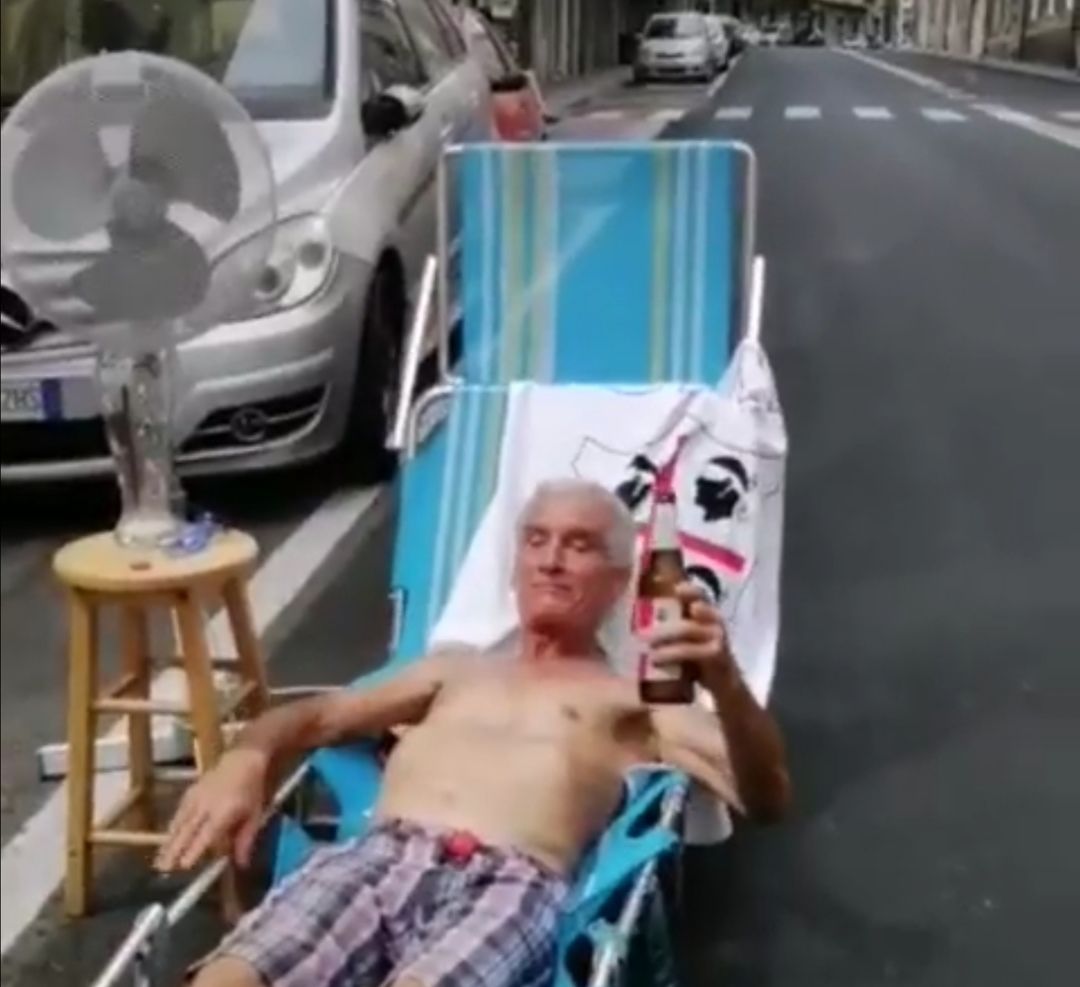 Cagliari, il Ferragosto alternativo in via Bacaredda: tintarella, ventilatore e birretta in strada