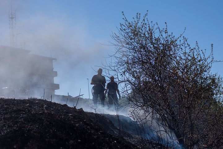 Barracca Manna, la paura dei residenti davanti al fuoco: “Fiamme altissime, abbiamo temuto per le nostre case”