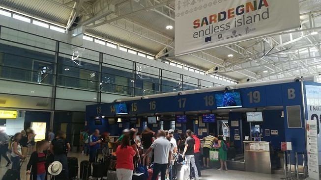 All’aeroporto di Elmas niente test per il Coronavirus: “I passeggeri devono chiamare l’Ats entro 48 ore”