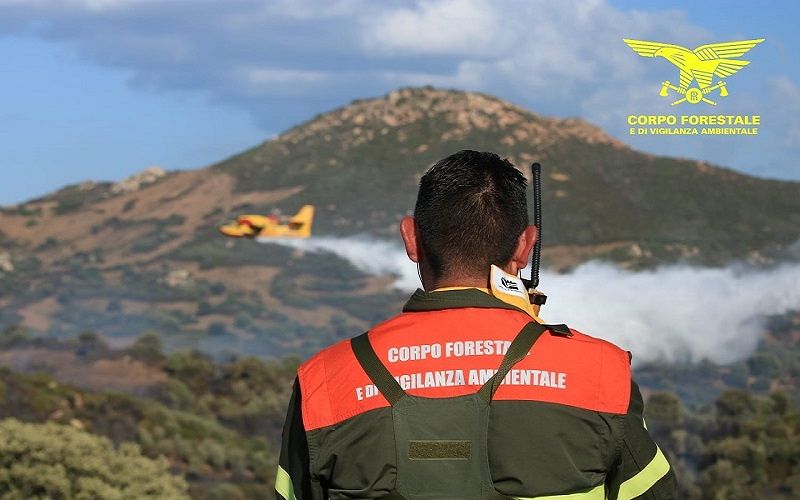 Maxi incendio sulla 131 Dcn, fuoco e tanto fumo: strada chiusa all’altezza di Posada
