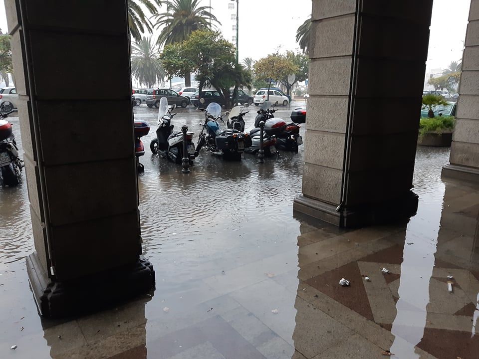 Tempesta su Cagliari e hinterland, allagamenti anche a Quartu e Selargius: saltano le fogne in via Roma