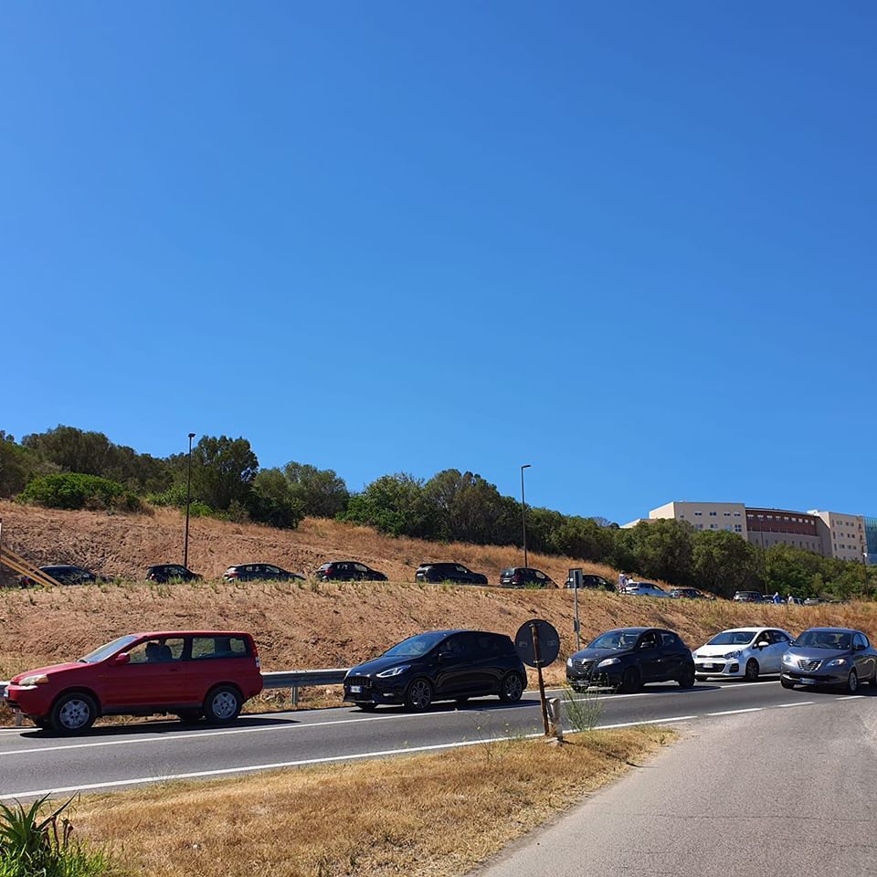 Sardegna, la maxi fila chilometrica delle auto per effettuare il tampone nell’agosto nero del Covid