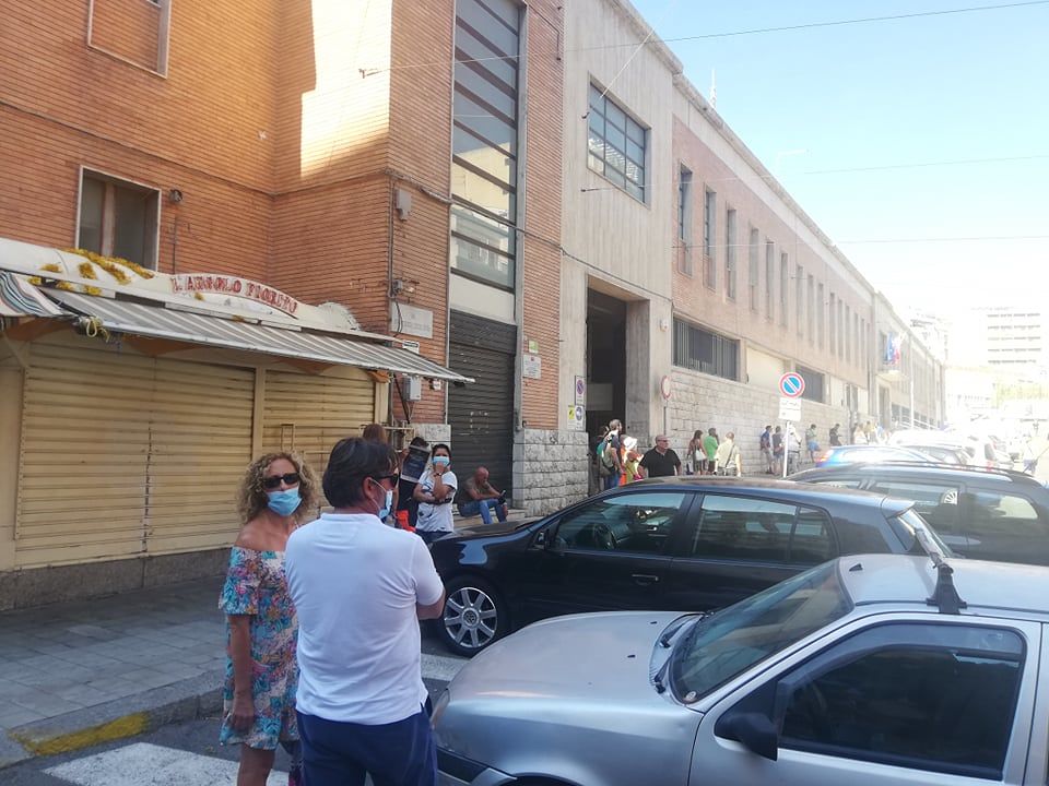 Cagliari, black out al mercato di San Benedetto: serrande e box chiusi, niente spesa