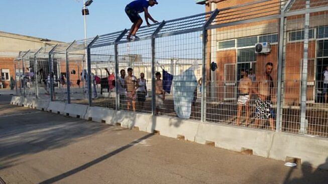 Monastir, caos al centro d’accoglienza: “Dodici migranti in fuga dopo aver rubato medicine”