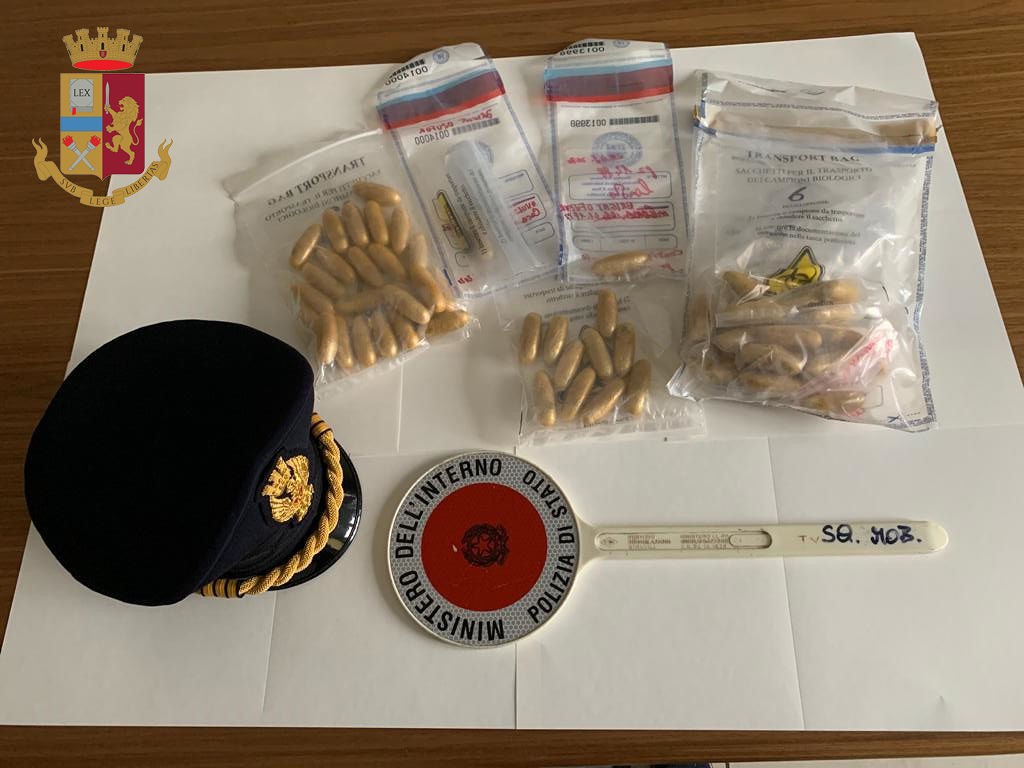 Malore durante i controlli in autobus: nigeriano con un kg di droga nello stomaco a Tortolì
