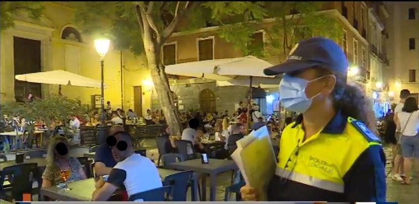Cagliari, alla Marina due cameriere senza mascherina: scatta la maxi multa di 400 euro a testa