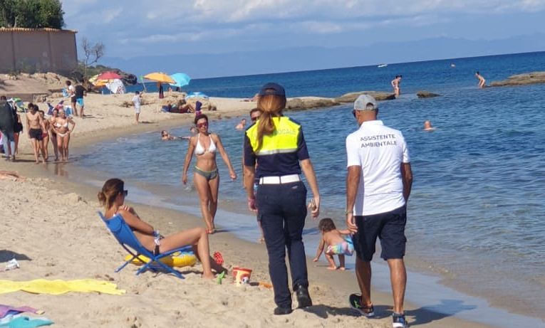 Rispetto delle norme anti covid in spiaggia, 3 guardie ambientali in azione a Pula