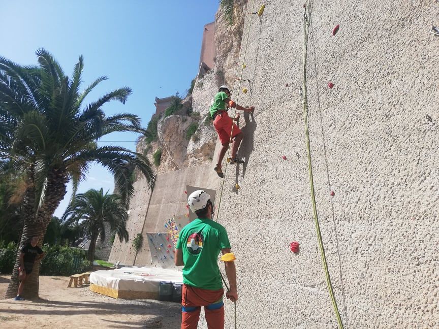 Cagliari, via alla palestra di arrampicata a Castello: “sfide” a mani nude sulle mura storiche
