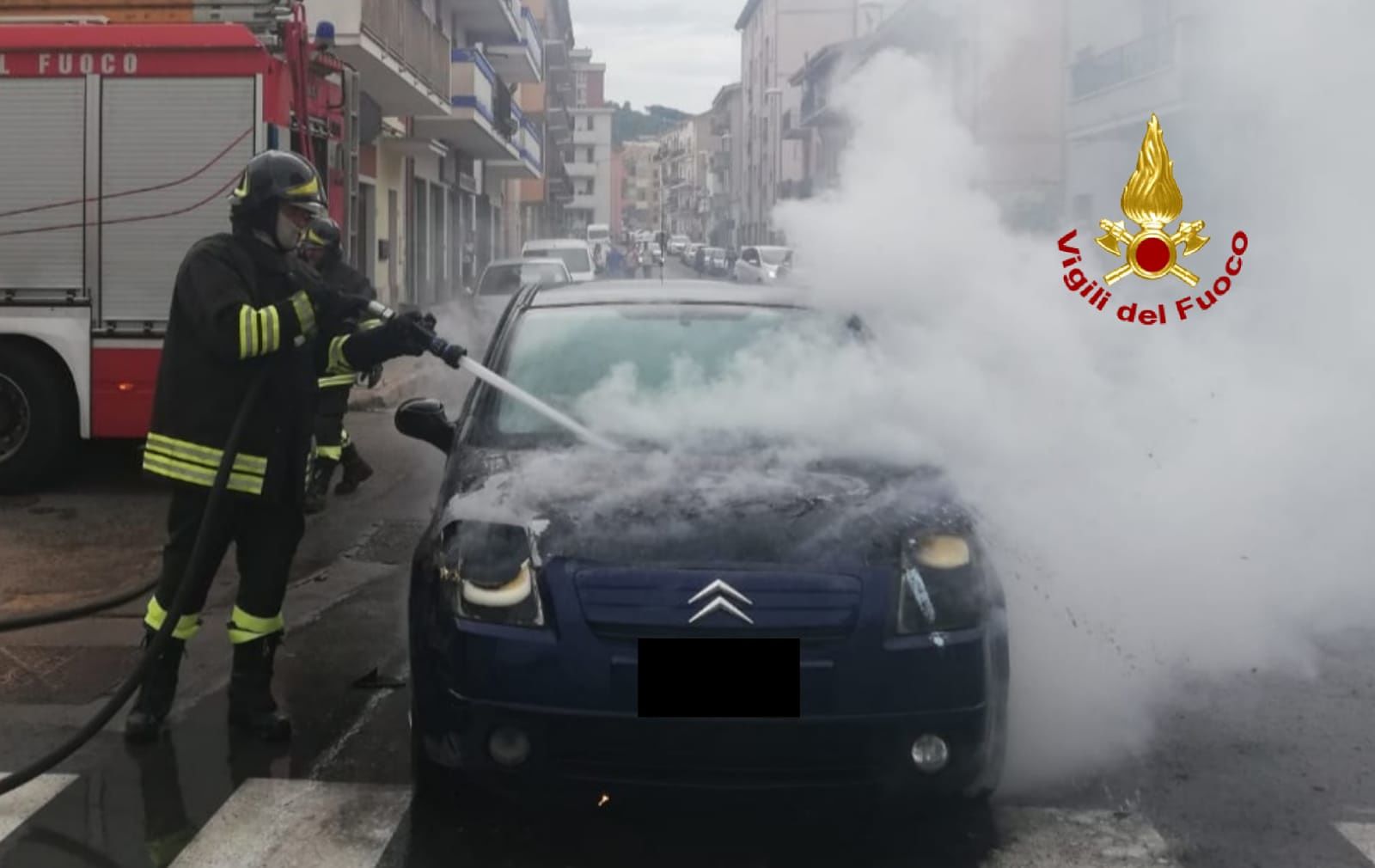 Paura a Iglesias, auto in transito prende fuoco: intervengono i vigili del fuoco