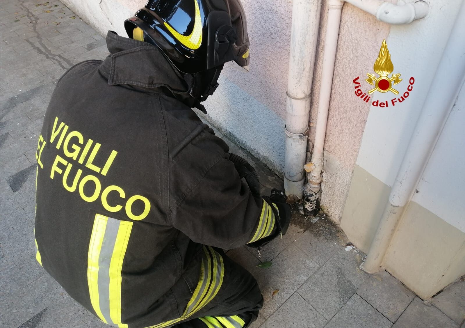 Paura a Sarroch per una fuga di gas, intervengono i vigili del fuoco