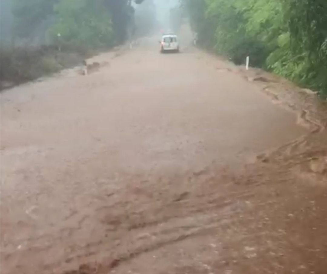 Fiumi d’acqua e fango sulla 195 da Sarroch a Capoterra: “Difficile arrivare sino a Cagliari”