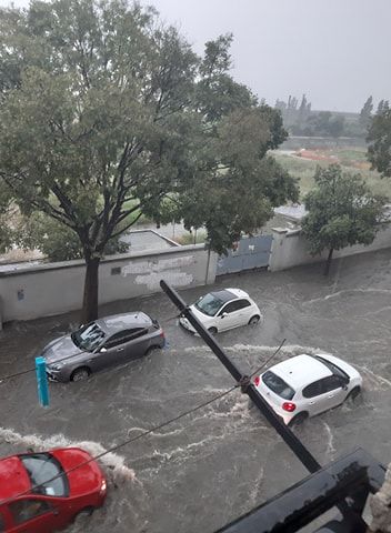 Cagliari, via Santa Gilla questo pomeriggio: auto a passo d’uomo in un fiume d’acqua – VIDEO