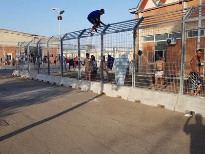 Monastir, sovraffollamento al centro migranti: “32 positivi al Covid, vanno messi insieme per evitare contagi”