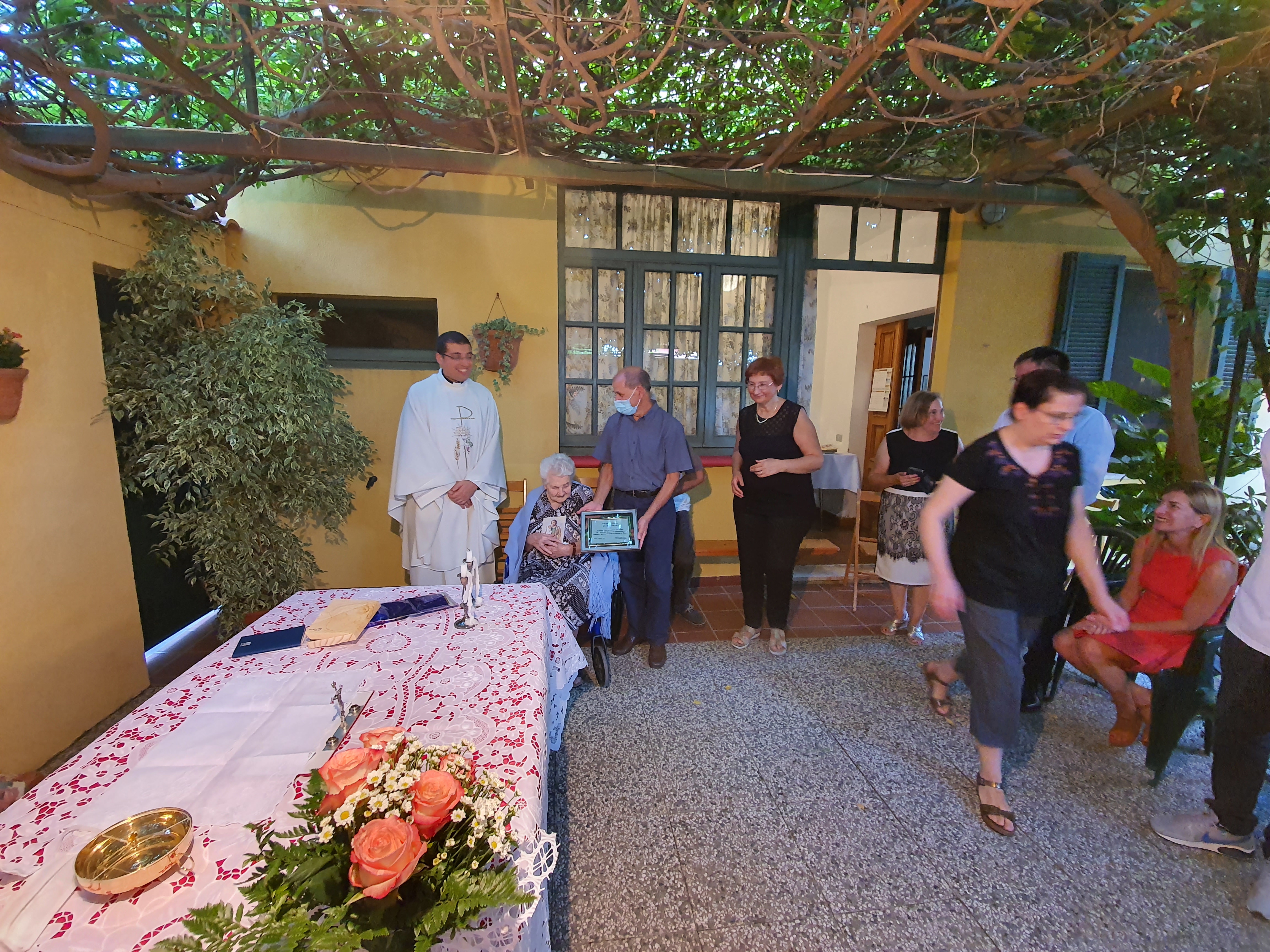 Tzia Giuseppina spegne 100 candeline a Sinnai, l’elisir di lunga vita? “L’amore e poche medicine”