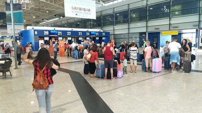 I turisti positivi restano in Sardegna, salta il ponte aereo e navale per farli rientrare