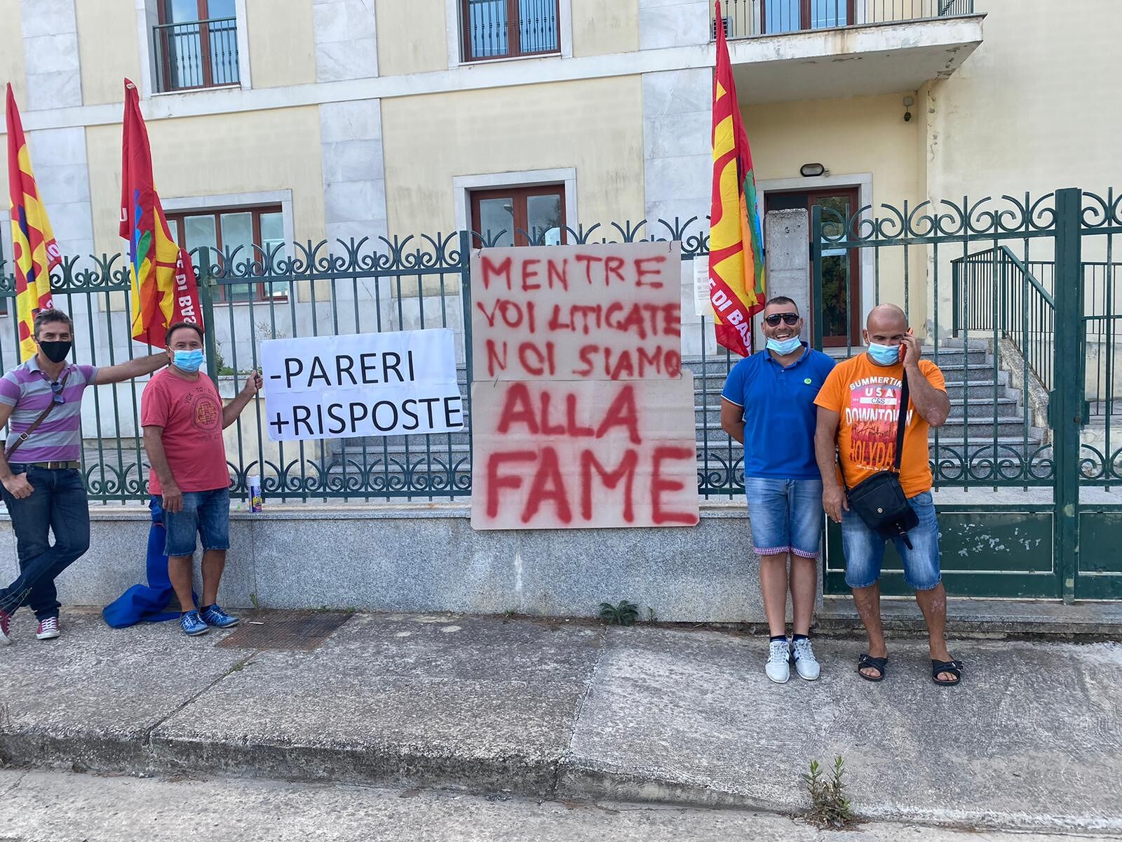 Protesta dei lavoratori davanti al Cisa di Serramanna: “Mentre voi litigate, noi siamo alla fame”