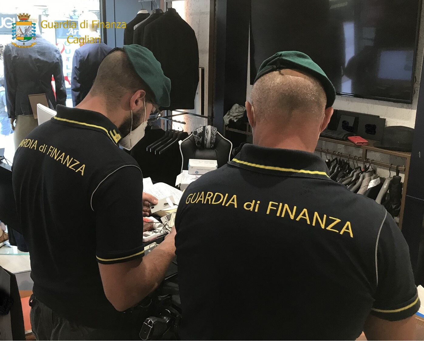 Cagliari, capi contraffatti spacciati per originali in un negozio del centro: commerciante nei guai