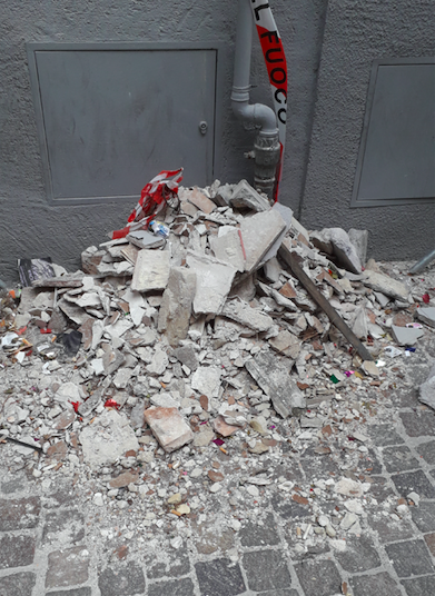 “Cornicioni, crolli e calcinacci? Dopo due settimane sono ancora nel Corso”